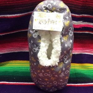 HARRY POTTERS WOMEN’S FUZZY SLIPPERS WITH GRIPS